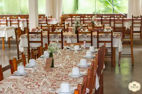 Salão e mesas da Famiglia Pezzi em Caxias do Sul