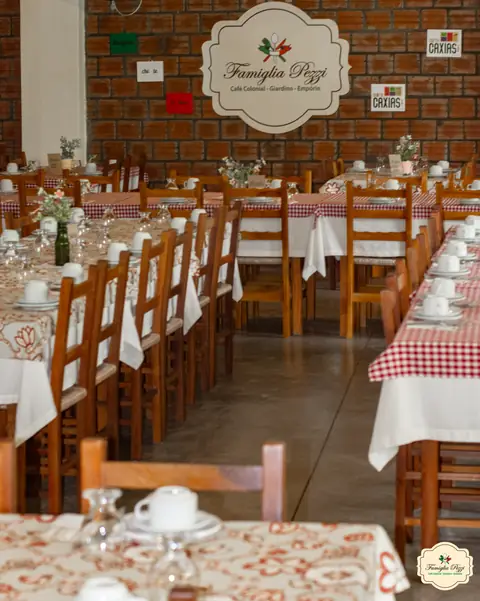 Salão e mesas da Famiglia Pezzi em Caxias do Sul