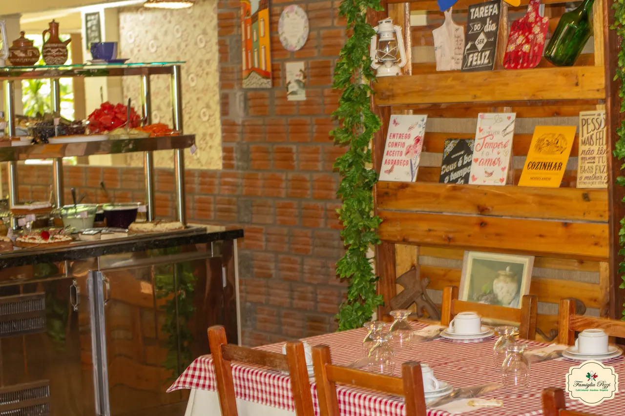 Salão e mesas da Famiglia Pezzi em Caxias do Sul