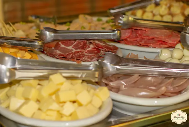 Frios e queijo colonial do buffet da Famiglia Pezzi