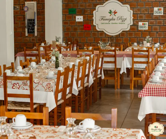 Salão do café colonial da Famiglia Pezzi em Caxias do Sul