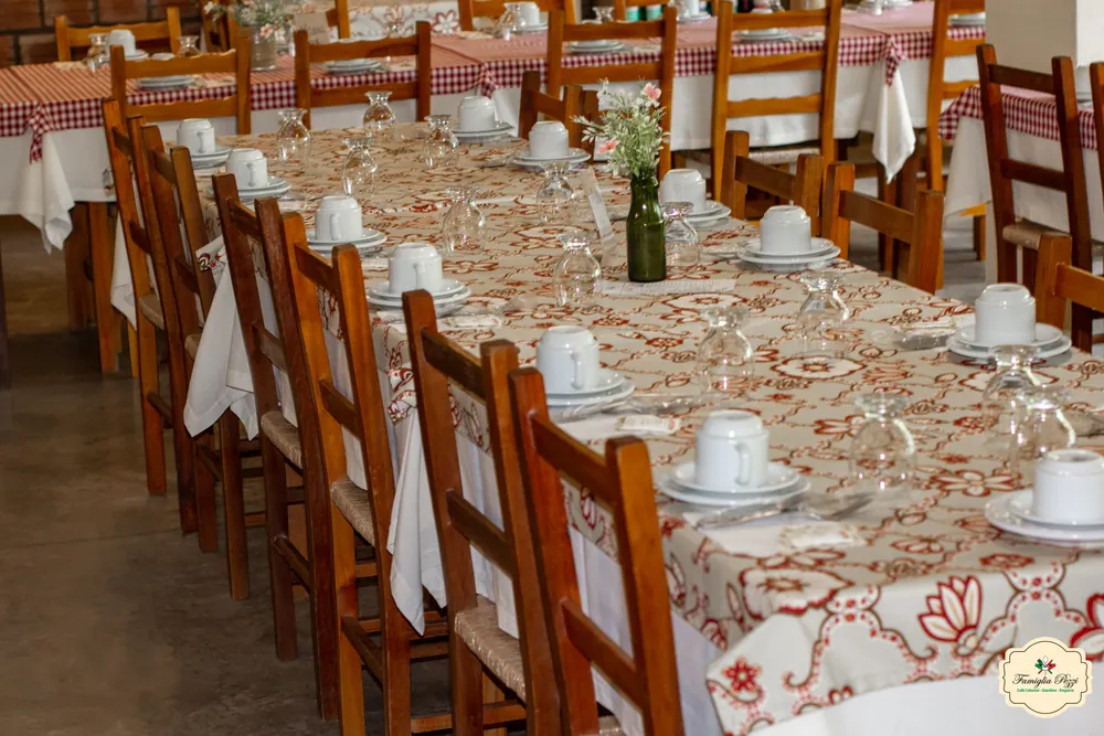 Mesa reservada no café colonial da Famiglia Pezzi em Caxias do Sul